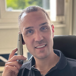 Philipp am Telefon